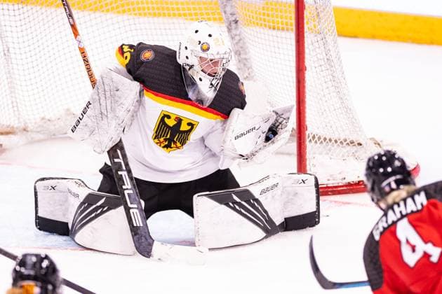 Eishockey, U18 WM Frauen, Kanada - Deutschland 06.01.2024, Zug, BOSSARD Arena, U18 Women World Cup: Canada - Germany, 29 goalkeeper Hannah Loist (Germany) saves against 4 Gracie Graham (Canada) Copyright: xJustPictures.ch VedranxGalijasx