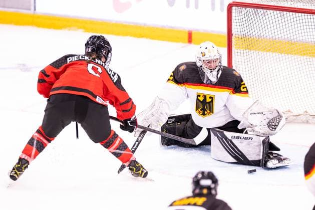 Eishockey, U18 WM Frauen, Kanada - Deutschland 06.01.2024, Zug, BOSSARD Arena, U18 Women World Cup: Canada - Germany, 29 goalkeeper Hannah Loist (Germany) saves against 6 Charlotte Pieckenhagen (Canada) Copyright: xJustPictures.ch VedranxGalijasx
