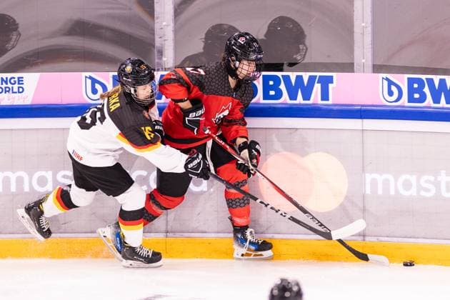 Eishockey, U18 WM Frauen, Kanada - Deutschland 06.01.2024, Zug, BOSSARD Arena, U18 Women World Cup: Canada - Germany, 17 Maxine Cimoroni (Canada) against 15 Emilija Birka (Germany) Copyright: xJustPictures.ch VedranxGalijasx