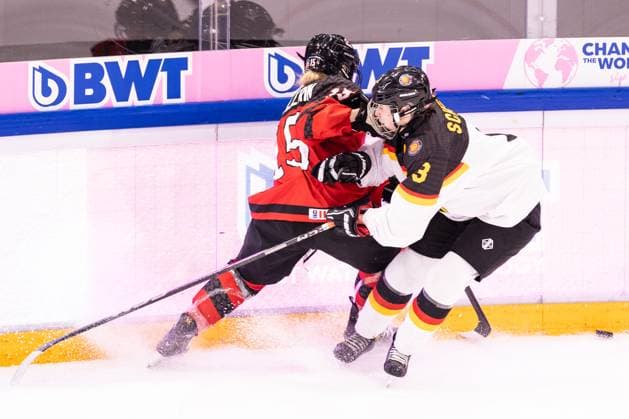 Eishockey, U18 WM Frauen, Kanada - Deutschland 06.01.2024, Zug, BOSSARD Arena, U18 Women World Cup: Canada - Germany, 3 Martina Schrick (Germany) against 15 Jessica Pellerin (Canada) Copyright: xJustPictures.ch VedranxGalijasx