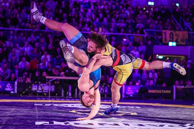 Bilder des Jahres 2024, Sport 01 Januar Sport Themen der Woche KW01 Sport Bilder des Tages Halbfinale Deutsche Mannschaftsmeisterschaften im Ringen Vorkampf der BIRTAT Bundesliga Kleinostheim vs. Koellerbach Kleinostheim, 06.01.2024 - Kleinostheim vs. Koellerbach: 86kg Griechisch-Römischer Stil Alexandrin Gutu (Rot Kleinostheim) vs. Kevin Gremm (Blau Koellerbach) *** Semifinals German Team Championships in Wrestling Preliminary match of the BIRTAT Bundesliga Kleinostheim vs Koellerbach Kleinostheim, 06 01 2024 Kleinostheim vs Koellerbach 86kg Greek Roman Style Alexandrin Gutu Red Kleinostheim vs Kevin Gremm Blue Koellerbach