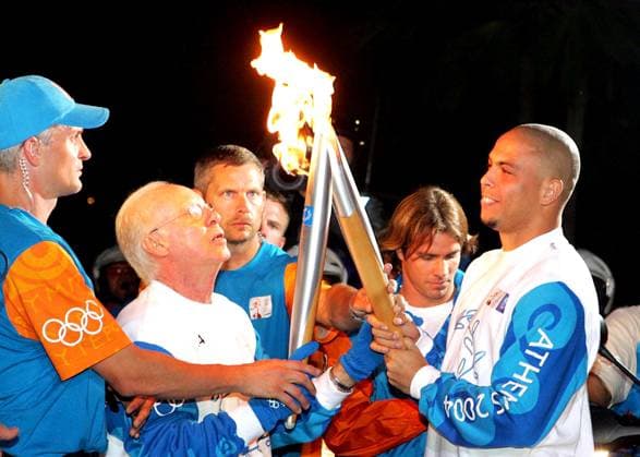 June 13, 2004 - Rio De Janeiro, RJ, BRASIL - K37852.20040613: RIO DE JANEIRO, BRAZIL: Brazilian national team, Nationalteam coach assistant, Mario Jorge Lobo Zagallo, offering the Olympic Torch to football star Ronaldo Nazario.. FABIO MOTTA AE Rio De JaneiroFILES 2004. RONALDO AND PELE CARRY THE OLYMPIC TORCH  - ZUMAg49_ 20040613_gaf_g49_202 Copyright: xGlobexPhotosx