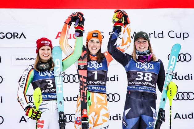 Bilder des Jahres 2024, Sport 01 Januar Sport Themen der Woche KW01 Sport Bilder des Tages ALPINE SKIING - FIS WC Kranjska Gora KRANJSKA GORA,SLOVENIA,07.JAN.24 - ALPINE SKIING - FIS World Cup, slalom, ladies. Image shows Lena Duerr (GER), Petra Vlhova (SVK) and A J Hurt (USA).  GEPAxpictures xMaticxKlansek