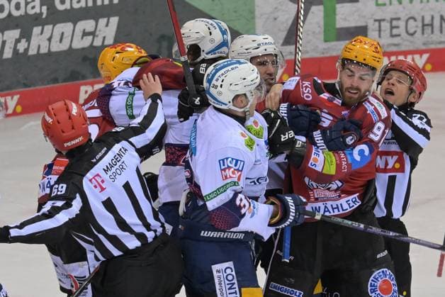 Sport Themen der Woche KW01 Sport Bilder des Tages Tumult vor dem Berliner Tor , Fischtown Pinguins - Eisbaeren Berlin , Eishockey, Deutsche Eishockey Liga, DEL, 07.01.2024 Bremerhaven Bremen Deutschland *** Tumult in front of the Berlin goal , Fischtown Pinguins Eisbaeren Berlin , Ice Hockey, German Ice Hockey League, DEL, 07 01 2024 Bremerhaven Bremen Germany Copyright: xkolbert-press BurghardxSchreyerx