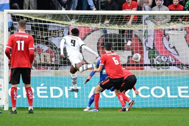 Kalimuendo Arnaud ( 9 - Rennes ) scores a goal during the French Cup match between EA Guingamp and Stade Rennais at Stade du Roudourou on January 07, 2024 in Guingamp, France. ( Photo by federico pestellini panoramic ) - FOOTBALL : Guingamp vs Rennes - Coupe de France - 07 01 2024 FedericoPestellini Panoramic 
