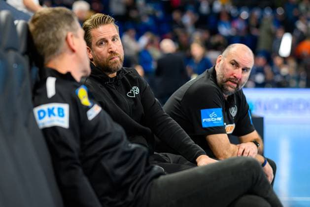 Handball, Herren: Laenderspiel, Deutschland - Portugal v.li. Trainer Alfred Gislason (Deutschland), Teammanager Oliver Roggisch (Deutschland), Co-Trainer Erik Wudtke (Deutschland) Kiel Wunderino Arena Deutschland