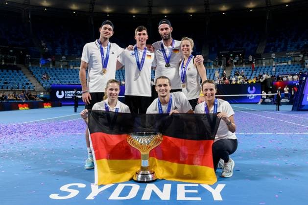 Bilder des Jahres 2024, Sport 01 Januar Sport Themen der Woche KW01 Sport Bilder des Tages TENNIS UNITED CUP SYDNEY, Team Germany celebrate winning the 2024 United Cup at Ken Rosewall Arena in Sydney, Monday, January 8, 2024. ( NO ARCHIVING, EDITORIAL USE ONLY, NO USE IN BOOKS WITHOUT CONSENT SYDNEY NEW SOUTH WALES AUSTRALIA  Copyright: xSTEVENxMARKHAMx 20240108001885960550