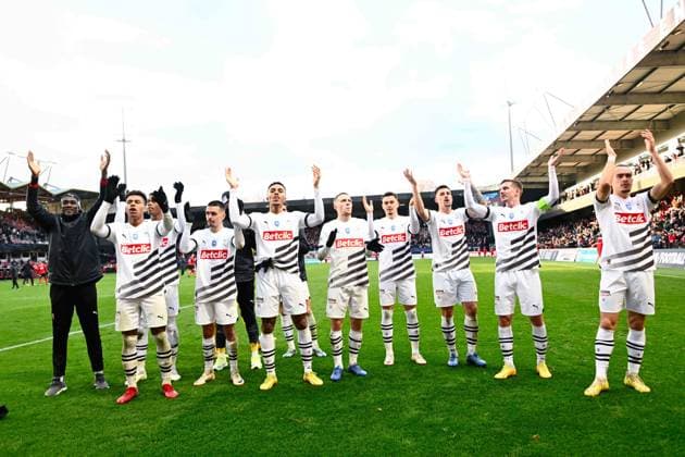 Rennes players applaud the fans following the French Cup match between EA Guingamp and Stade Rennais at Stade du Roudourou on January 07, 2024 in Guingamp, France. ( Photo by federico pestellini panoramic ) - FOOTBALL : Guingamp vs Rennes - Coupe de France - 07 01 2024 FedericoPestellini Panoramic 