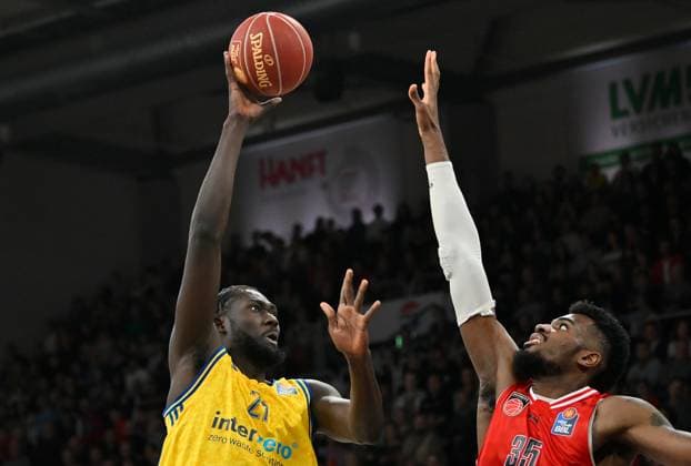 Sport Themen der Woche KW01 Sport Bilder des Tages BAMBERG 07.01.2024 --- Basketball ---- easycredit 1. Basketball Bundesliga ---- 15. Spieltag: Bamberg Baskets vs Alba Berlin --- Khalifa Koumadje (21, Alba Berlin) gegen Ejofor Onu (35, Brose Bamberg) --- Foto: Hans-Martin Issler isslerimages ---- Bamberg Baskets vs Alba Berlin *** BAMBERG 07 01 2024 Basketball easycredit 1 Basketball Bundesliga 15 Matchday Bamberg Baskets vs Alba Berlin Khalifa Koumadje 21, Alba Berlin vs Ejofor Onu 35, Brose Bamberg Photo Hans Martin Issler isslerimages Bamberg Baskets vs Alba Berlin