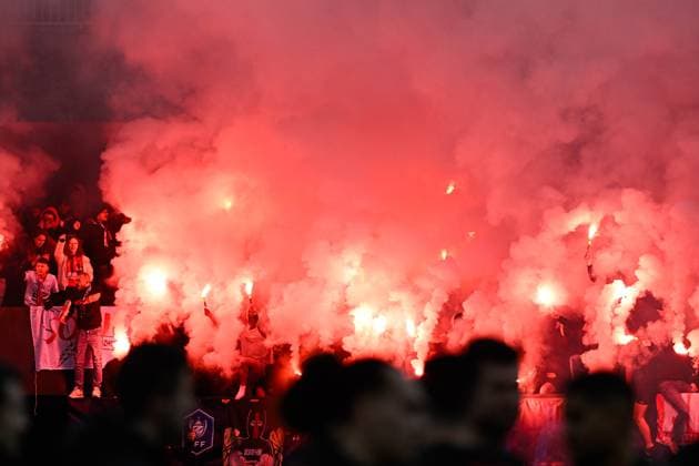 Fans of Rennes let off flares during the French Cup match between EA Guingamp and Stade Rennais at Stade du Roudourou on January 07, 2024 in Guingamp, France. ( Photo by federico pestellini panoramic ) - FOOTBALL : Guingamp vs Rennes - Coupe de France - 07 01 2024 FedericoPestellini Panoramic 