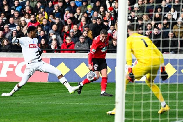 Omari Warmed ( 4 - Rennes ) and Guillaume Baptiste ( 11 - Guingamp ) during the French Cup match between EA Guingamp and Stade Rennais at Stade du Roudourou on January 07, 2024 in Guingamp, France. ( Photo by federico pestellini panoramic ) - FOOTBALL : Guingamp vs Rennes - Coupe de France - 07 01 2024 FedericoPestellini Panoramic 