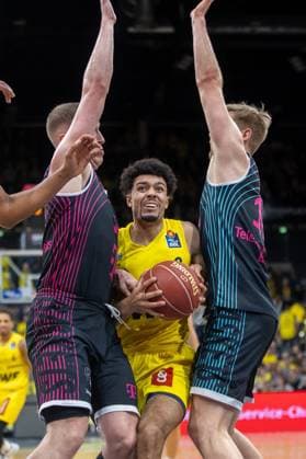 Sport Themen der Woche KW01 Oldenburg, Niedersachsen, DEU, 07.01.2024, Geno Crandall (Mitte, EWE Baskets Oldenburg), Thomas Kennedy (links, Telekom Baskets Bonn) und Till Pape (rechts, Telekom Baskets Bonn). EWE Baskets Oldenburg vs. Telekom Baskets Bonn. 1. Basketball-Bundesliga Saison 2023 2024, 15. Spieltag, Grosse EWE Arena. EWE Baskets Oldenburg vs. Telekom Baskets Bonn *** Oldenburg, Lower Saxony, DEU, 07 01 2024, Geno Crandall center, EWE Baskets Oldenburg , Thomas Kennedy left, Telekom Baskets Bonn and Till Pape right, Telekom Baskets Bonn EWE Baskets Oldenburg vs Telekom Baskets Bonn 1 Basketball Bundesliga Season 2023 2024, 15 Matchday, Grosse EWE Arena EWE Baskets Oldenburg vs Telekom Baskets Bonn www.andreas-burmann.de