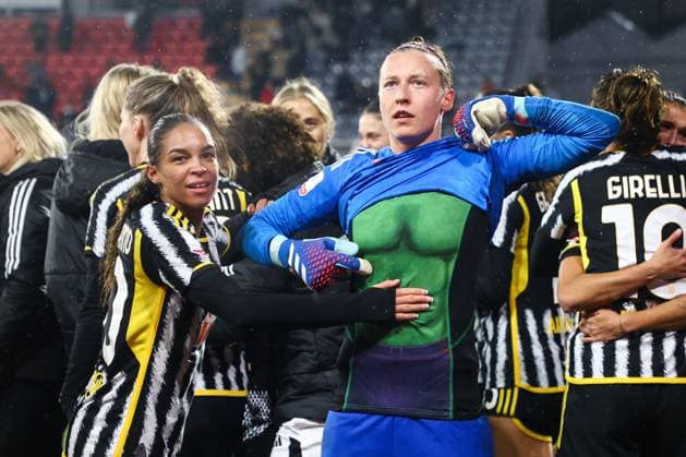 Bilder des Jahres 2024, Sport 01 Januar Sport Themen der Woche KW01 Sport Bilder des Tages Italian football Women Supercoppa match - AS Roma vs Juventus FC Estelle Cascarino (Juventus Women) and Pauline Peyraud-Magnin (Juventus Women) celebrate celebrate the victory of the Italian Super Cup during AS Roma vs Juventus FC, Italian football Women Supercoppa match in Cremona, Italy, January 07 2024 Cremona Italy  Copyright: xIPAxSport ABACAx