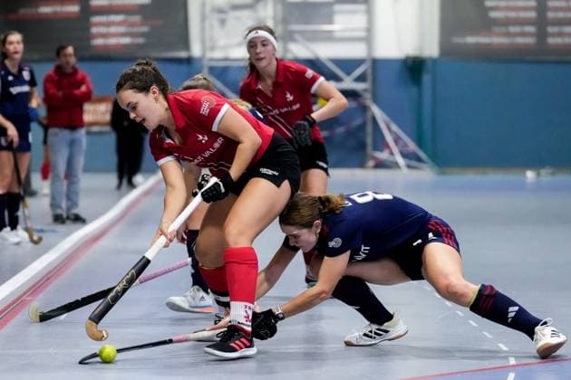Sport Themen der Woche KW01 v.li.: Kira Elena Schanzenbecher (TSVMH, 41), Leah Lörsch (FHC, 84), Zweikampf, Spielszene, Duell, duel, tackle, tackling, Dynamik, Action, Aktion, 07.01.2024, Mannheim (Deutschland), Hallenhockey, 1. Bundesliga Süd, Damen, TSV Mannheim - Feudenheimer HC *** from left Kira Elena Schanzenbecher TSVMH, 41 , Leah Lörsch FHC, 84 , duel, duel, tackle, tackling, dynamics, action, action, 07 01 2024, Mannheim Germany , Indoor Hockey, 1 Bundesliga South, Women, TSV Mannheim Feudenheimer HC xozx