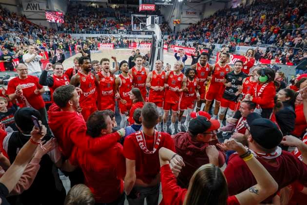 Bilder des Jahres 2024, Sport 01 Januar Sport Themen der Woche KW01 Sport Bilder des Tages Bamberger Jubel mit den Fans vlnr Adrian Nelson (Bamberg Baskets, 04) Kevin Wohlrath (Bamberg Baskets, 11) Zach Copeland (Bamberg Baskets, 02) Patrick Heckmann (Bamberg Baskets, 33) Lukas Herzog (Bamberg Baskets, 01) Trey Woodbury (Bamberg Baskets, 22) Malik Johnson (Bamberg Baskets, 03) Ejiofor Onu (Bamberg Baskets, 35) Filip Stanic (Bamberg Baskets, 65) Abdulah Kameric (Bamberg Baskets, 21) Karsten Tadda (Bamberg Baskets, 09) Bamberg Baskets - Alba Berlin easyCredit-BBL Basketball Bundesliga Saison 2023 24 Spieltag 15 07.01.2024, Brose Arena Bamberg Foto: Daniel Löb Loeb *** Bamberg cheers with the fans from left to right Adrian Nelson Bamberg Baskets, 04 Kevin Wohlrath Bamberg Baskets, 11 Zach Copeland Bamberg Baskets, 02 Patrick Heckmann Bamberg Baskets, 33 Lukas Herzog Bamberg Baskets, 01 Trey Woodbury Bamberg Baskets, 22 Malik Johnson Bamberg Baskets, 03 Ejiofor Onu Bamberg Baskets, 35 Filip Stanic Bamberg Baskets, 65 Abdulah Kameric Bamberg Baskets, 21 Karsten Tadda Bamberg Baskets, 09 Bamberg Baskets Alba Berlin easyCredit BBL Basketball Bundesliga Season 2023 24 Matchday 15 07 01 2024, Brose Arena Bamberg Photo Daniel Löb Loeb Copyright: DanielxLöb