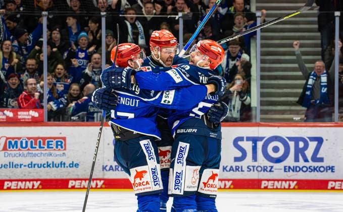 Sport Themen der Woche KW01 Sport Bilder des Tages Eishockey, DEL, Schwenninger Wild Wings - Nürnberg Ice Tigers 77 Daniel Pfaffengut und 93 Sebastian Uvira (beide Schwenningen) jubeln mit dem Torschützen 53 Alex Trivellato (Schwenningen), welcher in der 63. Spielminute das 2:1 Siegestor gegen die Nürnberg Ice Tigers schoss. (Villingen-Schwenningen, Deutschland, 07.01.2024) *** Ice Hockey, DEL, Schwenninger Wild Wings Nürnberg Ice Tigers 77 Daniel Pfaffengut and 93 Sebastian Uvira both Schwenningen cheer with the scorer 53 Alex Trivellato Schwenningen , who scored the 2 1 winning goal against the Nürnberg Ice Tigers in the 63rd minute of the game Villingen Schwenningen, Germany, 07 01 2024