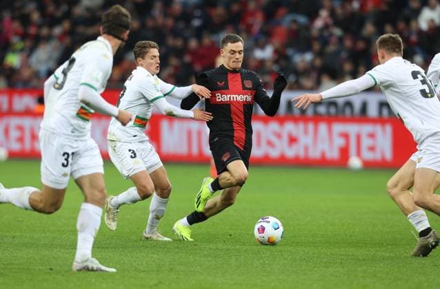 Sport Bilder des Tages Magnus Andersen (Venedig), Florian Wirtz (Bayer), Michael Svoboda (Florenz), Leverkusen, Deutschland, 07.01.2024, Testspiel, Bayer 04 Leverkusen - Venezia FC. *** Magnus Andersen Venice , Florian Wirtz Bayer , Michael Svoboda Florence , Leverkusen, Germany, 07 01 2024, Test match, Bayer 04 Leverkusen Venezia FC