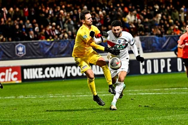 Goncalo Ramos (psg) vs Cyril Garcia (usr) FOOTBAL : US Revel vs PSG - 32eme de Finale de la Coupe de France - Castres - 07-01-2024 ThierryBreton Panoramic 