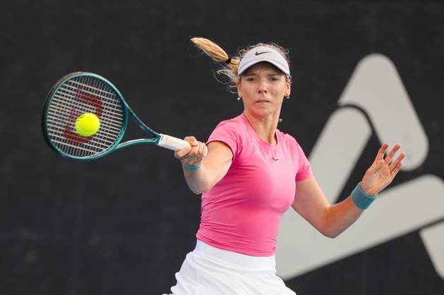 TENNIS ADELAIDE INTERNATIONAL, Katie Boulter (GB) in action against Ana Bogdan (ROU) during their match at the 2024 Adelaide International at Memorial Drive Tennis Centre in Adelaide, Monday, January 8, 2024. ( NO ARCHIVING, EDITORIAL USE ONLY, NO USE IN BOOKS WITHOUT CONSENT ADELAIDE SOUTH AUSTRALIA AUSTRALIA  Copyright: xMATTxTURNERx 20240108001886298928