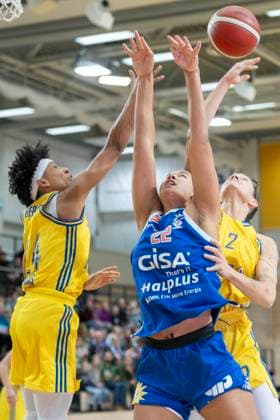 Sport Themen der Woche KW01 Sport Bilder des Tages Halle, Deutschland 07. Januar 2024: 1.BBL - Damen - 2023 2024 - Gisa Lions MBC vs. Alba Berlin v. li. im Zweikampf Deeshyra Thomas (Berlin),Courtney Warley (Halle) und Stefanie Grigoleit (Berlin) SWH.arena Sachsen Anhalt *** Halle, Germany 07 January 2024 1 BBL Women 2023 2024 Gisa Lions MBC vs Alba Berlin v li in duel Deeshyra Thomas Berlin ,Courtney Warley Halle and Stefanie Grigoleit Berlin SWH arena Sachsen Anhalt Copyright: xFotostandx xxBallaschx
