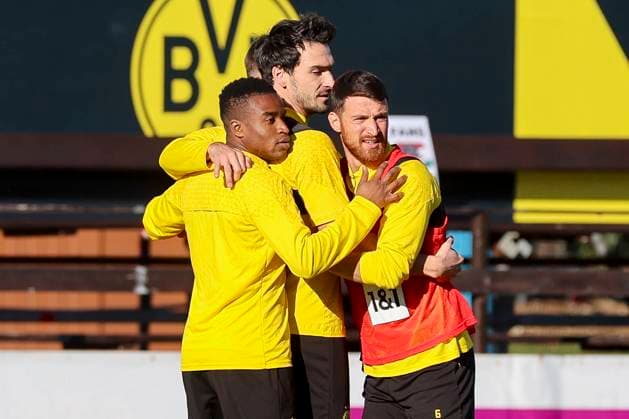 Sport Bilder des Tages Youssoufa Moukoko (Borussia Dortmund), Mats Hummels (Borussia Dortmund) und Salih Oezcan (Borussia Dortmund) haben Spass, Training Tag 6, Winter-Trainingslager Borussia Dortmund, Banus Football Center, 08.01.2024, Marbella, Spain. *** Youssoufa Moukoko Borussia Dortmund , Mats Hummels Borussia Dortmund and Salih Oezcan Borussia Dortmund have fun, Training Day 6, Winter Training Camp Borussia Dortmund, Banus Football Center, 08 01 2024, Marbella, Spain