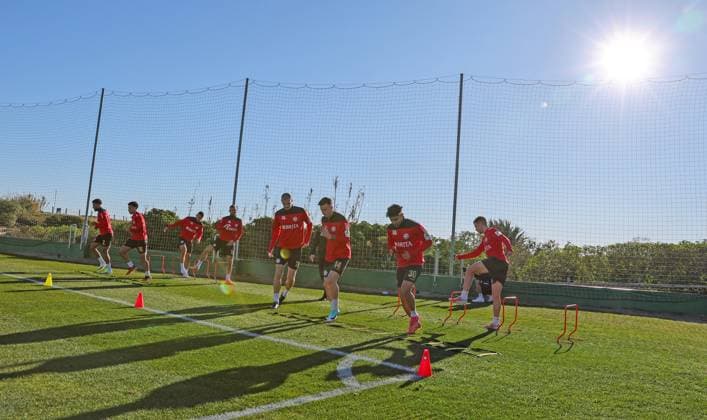 Fussball - 2. Bundesliga - Trainingslager - SV Wehen Wiesbaden - 08.01.24, Sonnenschein satt beim ersten Training in El Saler, -