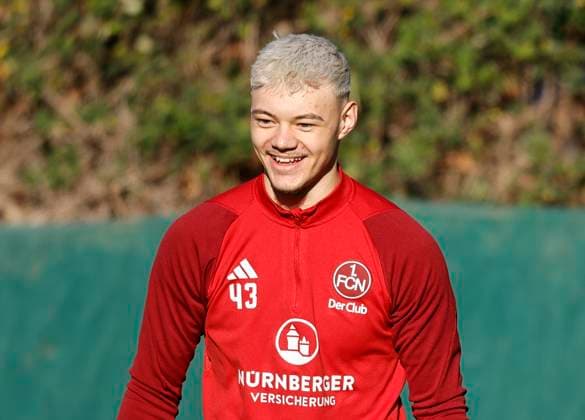 08.01.2024 - Fussball - 2. Fussball-Bundesliga - Saison 2023 2024 - 1. FC Nürnberg FCN Club - Trainingslager Winter Wintertrainingslager Marbella Spanien - Sportfoto Zink DaMa - xdaxmax - Jannik Hofmann (43, 1. FC Nürnberg FCN ) lacht Lachen freut sich Freude