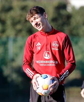 08.01.2024 - Fussball - 2. Fussball-Bundesliga - Saison 2023 2024 - 1. FC Nürnberg FCN Club - Trainingslager Winter Wintertrainingslager Marbella Spanien - Sportfoto Zink DaMa - xdaxmax - Benjamin Goller (14, 1. FC Nürnberg FCN ) lacht Lachen freut sich Freude