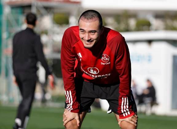 08.01.2024 - Fussball - 2. Fussball-Bundesliga - Saison 2023 2024 - 1. FC Nürnberg FCN Club - Trainingslager Winter Wintertrainingslager Marbella Spanien - Sportfoto Zink DaMa - xdaxmax - Jens Castrop ( 17, 1. FC Nürnberg FCN ) lacht Lachen freut sich Freude