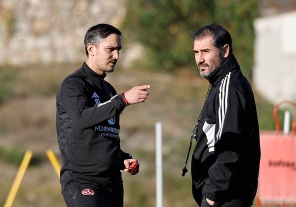 08.01.2024 - Fussball - 2. Fussball-Bundesliga - Saison 2023 2024 - 1. FC Nürnberg FCN Club - Trainingslager Winter Wintertrainingslager Marbella Spanien - Sportfoto Zink DaMa - xdaxmax - Jerome Polenz (Co-Trainer 1. FC Nürnberg FCN ) Cristian Fiel ( Trainer 1. FC Nürnberg FCN ) stimmen sich ab