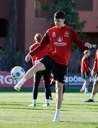 08.01.2024 - Fussball - 2. Fussball-Bundesliga - Saison 2023 2024 - 1. FC Nürnberg FCN Club - Trainingslager Winter Wintertrainingslager Marbella Spanien - Sportfoto Zink DaMa - xdaxmax - Marcel Wenig (33, 1. FC Nürnberg FCN ) spielt Ball