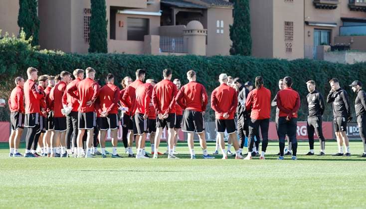 08.01.2024 - Fussball - 2. Fussball-Bundesliga - Saison 2023 2024 - 1. FC Nürnberg FCN Club - Trainingslager Winter Wintertrainingslager Marbella Spanien - Sportfoto Zink DaMa - xdaxmax - Cristian Fiel ( Trainer 1. FC Nürnberg FCN ) gibt Anweisungen an Mannschaft Team