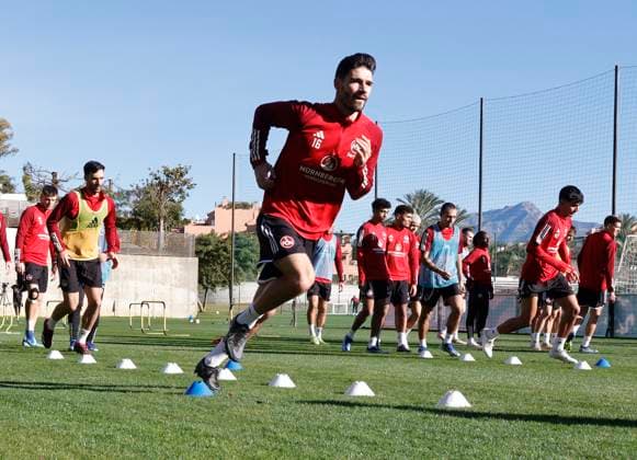 08.01.2024 - Fussball - 2. Fussball-Bundesliga - Saison 2023 2024 - 1. FC Nürnberg FCN Club - Trainingslager Winter Wintertrainingslager Marbella Spanien - Sportfoto Zink DaMa - xdaxmax - Christopher Schindler (16, 1. FC Nürnberg FCN ) wärmt sich auf