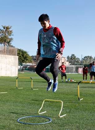 08.01.2024 - Fussball - 2. Fussball-Bundesliga - Saison 2023 2024 - 1. FC Nürnberg FCN Club - Trainingslager Winter Wintertrainingslager Marbella Spanien - Sportfoto Zink DaMa - xdaxmax - Kanji Okunuki (11, 1. FC Nürnberg FCN ) wärmt sich auf