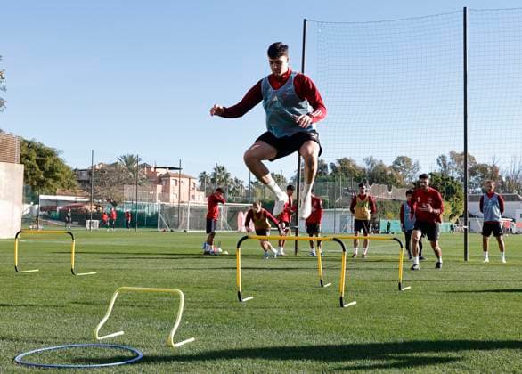 08.01.2024 - Fussball - 2. Fussball-Bundesliga - Saison 2023 2024 - 1. FC Nürnberg FCN Club - Trainingslager Winter Wintertrainingslager Marbella Spanien - Sportfoto Zink DaMa - xdaxmax - Marcel Wenig (33, 1. FC Nürnberg FCN ) wärmt sich auf