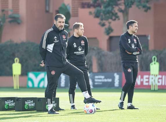 08.01.2024 - Fussball - 2. Fussball-Bundesliga - Saison 2023 2024 - 1. FC Nürnberg FCN Club - Trainingslager Winter Wintertrainingslager Marbella Spanien - Sportfoto Zink DaMa - xdaxmax - Cristian Fiel ( Trainer 1. FC Nürnberg FCN ) Frank Steinmetz (Co-Trainer 1. FC Nürnberg FCN ) Dominik Schmitt (Übergangstrainer 1. FC Nürnberg FCN ) Jerome Polenz (Co-Trainer 1. FC Nürnberg FCN ) nachdenklich