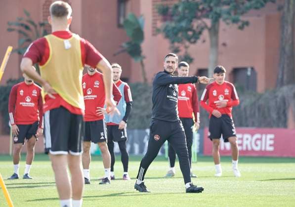 08.01.2024 - Fussball - 2. Fussball-Bundesliga - Saison 2023 2024 - 1. FC Nürnberg FCN Club - Trainingslager Winter Wintertrainingslager Marbella Spanien - Sportfoto Zink DaMa - xdaxmax - Jerome Polenz (Co-Trainer 1. FC Nürnberg FCN ) zeigt an gestikuliert dirigiert gibt Anweisungen