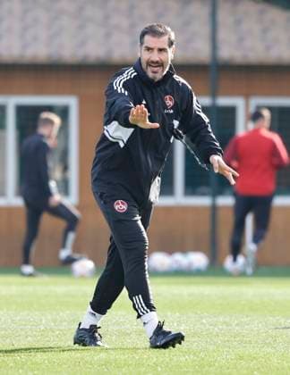08.01.2024 - Fussball - 2. Fussball-Bundesliga - Saison 2023 2024 - 1. FC Nürnberg FCN Club - Trainingslager Winter Wintertrainingslager Marbella Spanien - Sportfoto Zink DaMa - xdaxmax - Cristian Fiel ( Trainer 1. FC Nürnberg FCN ) zeigt an gestikuliert dirigiert gibt Anweisungen