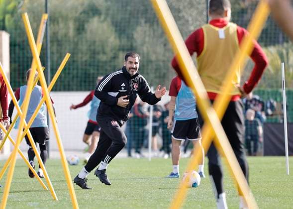 Sport Bilder des Tages 08.01.2024 - Fussball - 2. Fussball-Bundesliga - Saison 2023 2024 - 1. FC Nürnberg FCN Club - Trainingslager Winter Wintertrainingslager Marbella Spanien - Sportfoto Zink DaMa - xdaxmax - Cristian Fiel ( Trainer 1. FC Nürnberg FCN ) zeigt an gestikuliert dirigiert gibt Anweisungen