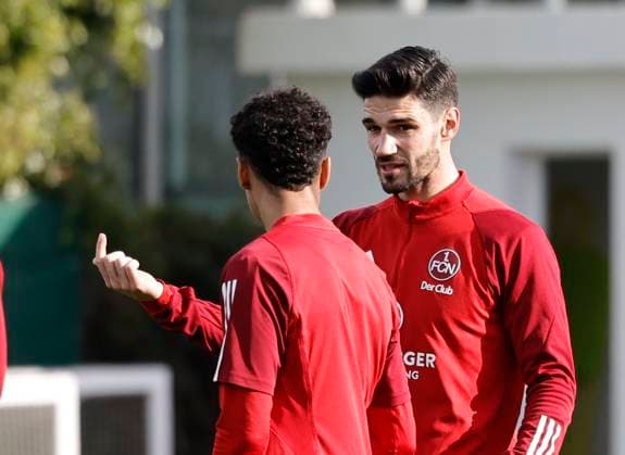 08.01.2024 - Fussball - 2. Fussball-Bundesliga - Saison 2023 2024 - 1. FC Nürnberg FCN Club - Trainingslager Winter Wintertrainingslager Marbella Spanien - Sportfoto Zink DaMa - xdaxmax - Nathaniel Brown (27, 1. FC Nürnberg FCN ) Christopher Schindler (16, 1. FC Nürnberg FCN ) unterhalten sich