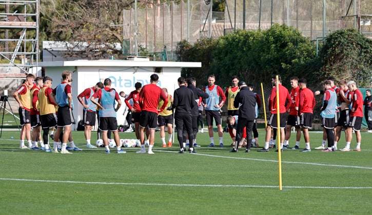 08.01.2024 - Fussball - 2. Fussball-Bundesliga - Saison 2023 2024 - 1. FC Nürnberg FCN Club - Trainingslager Winter Wintertrainingslager Marbella Spanien - Sportfoto Zink DaMa - xdaxmax - Cristian Fiel ( Trainer 1. FC Nürnberg FCN ) gibt Anweisungen an Mannschaft Team