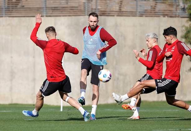 08.01.2024 - Fussball - 2. Fussball-Bundesliga - Saison 2023 2024 - 1. FC Nürnberg FCN Club - Trainingslager Winter Wintertrainingslager Marbella Spanien - Sportfoto Zink DaMa - xdaxmax - Florian Hübner Huebner (19, 1. FC Nürnberg FCN ) gg Erik Wekesser (13, 1. FC Nürnberg FCN ) Jannik Hofmann (43, 1. FC Nürnberg FCN ) Can Yilmaz Uzun (42, 1. FC Nürnberg FCN )