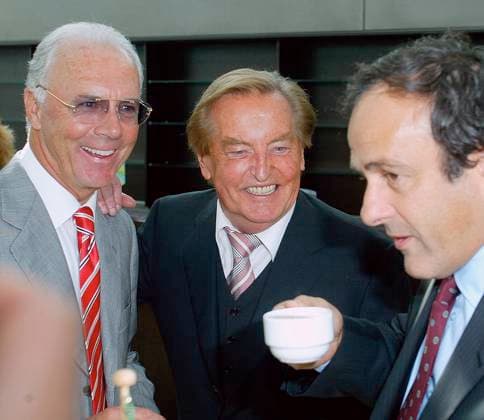 Fussball Nationalmannschaft Präsentation des WM 2006 Plakat in Stuttgart, v.l. Franz Beckenbauer, Gerhard mayer-Vorfelder, Michel Platini *** Football national team presentation of the World Cup 2006 poster in Stuttgart, from left Franz Beckenbauer, Gerhard mayer Vorfelder, Michel Platini