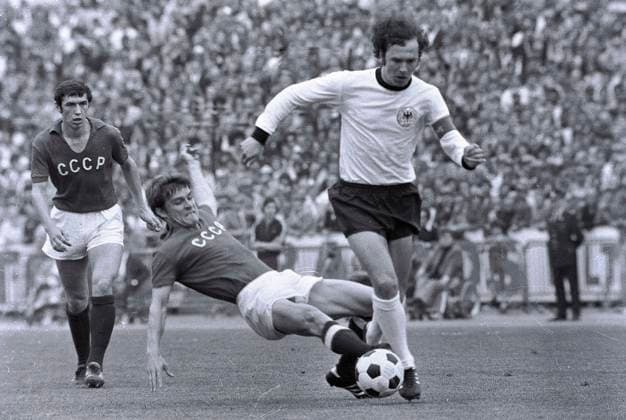 Fussball Europameisterschaft 1972 in Belgien Endspiel Deutschland - Sowjetunion (Endstand 3:0): v.l.: ? (UDSSR), ? (UDSSR), Franz Beckenbauer (BRD) { *** European Football Championship 1972 in Belgium Final Germany Soviet Union Final score 3 0 v l USSR , USSR , Franz Beckenbauer FRG