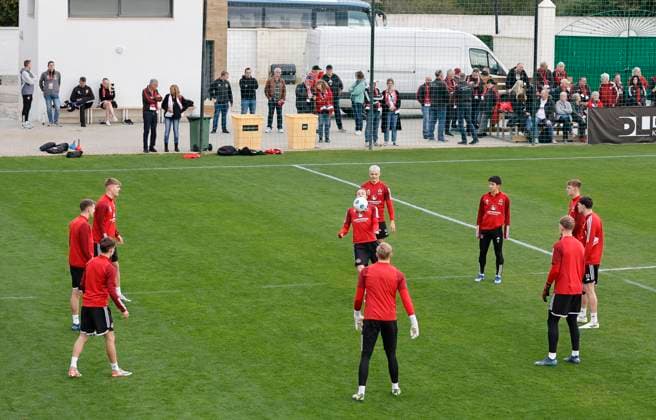 08.01.2024 - Fussball - 2. Fussball-Bundesliga - Saison 2023 2024 - 1. FC Nürnberg FCN Club - Trainingslager Winter Wintertrainingslager Marbella Spanien - Sportfoto Zink DaMa - xdaxmax - Mannschaft Team des FCN wärmt sich auf - Hintergrund Clubfan Clubfans FCN-Fans Fans