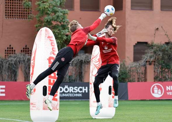 08.01.2024 - Fussball - 2. Fussball-Bundesliga - Saison 2023 2024 - 1. FC Nürnberg FCN Club - Trainingslager Winter Wintertrainingslager Marbella Spanien - Sportfoto Zink DaMa - xdaxmax - Jan Reichert (31, 1. FC Nürnberg FCN ) Carl Klaus (1, 1. FC Nürnberg FCN ) prallen zusammen