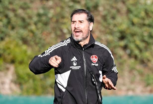 08.01.2024 - Fussball - 2. Fussball-Bundesliga - Saison 2023 2024 - 1. FC Nürnberg FCN Club - Trainingslager Winter Wintertrainingslager Marbella Spanien - Sportfoto Zink DaMa - xdaxmax - Cristian Fiel ( Trainer 1. FC Nürnberg FCN ) zeigt an gestikuliert dirigiert gibt Anweisungen