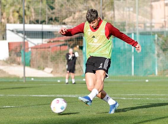 08.01.2024 - Fussball - 2. Fussball-Bundesliga - Saison 2023 2024 - 1. FC Nürnberg FCN Club - Trainingslager Winter Wintertrainingslager Marbella Spanien - Sportfoto Zink DaMa - xdaxmax - Taylan Duman (8, 1. FC Nürnberg FCN ) mit Torschuss