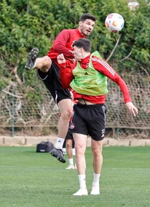 08.01.2024 - Fussball - 2. Fussball-Bundesliga - Saison 2023 2024 - 1. FC Nürnberg FCN Club - Trainingslager Winter Wintertrainingslager Marbella Spanien - Sportfoto Zink DaMa - xdaxmax - Christopher Schindler (16, 1. FC Nürnberg FCN ) im Kopfballduell mit Marcel Wenig (33, 1. FC Nürnberg FCN )