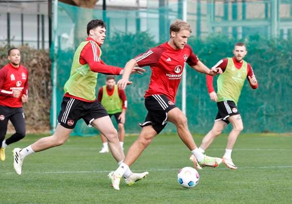 08.01.2024 - Fussball - 2. Fussball-Bundesliga - Saison 2023 2024 - 1. FC Nürnberg FCN Club - Trainingslager Winter Wintertrainingslager Marbella Spanien - Sportfoto Zink DaMa - xdaxmax - Marcel Wenig (33, 1. FC Nürnberg FCN ) Sebastian Andersson ( Testspieler Trainingsgast )